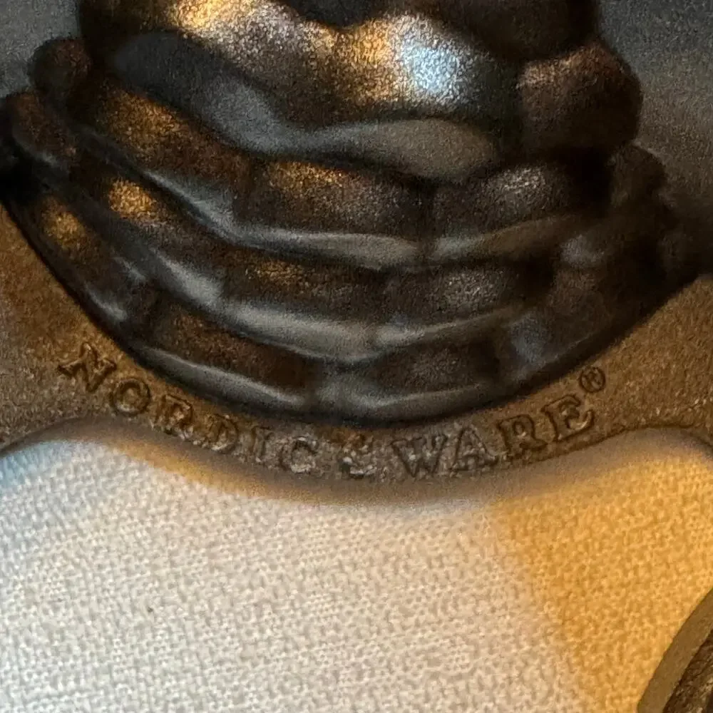 Nordic Ware Holiday Wreath Bundt Cake Pan NWOT 9 Cup Cast Aluminum Christmas